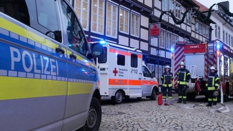 Freiwillige Feuerwehr Celle: FW Celle: PKW fährt in Hauswand in Celler Altstadt - 6 Verletzte!