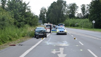 Kreispolizeibehörde Herford: POL-HF: Verkehrsunfall mit Schwerverletzten -
Rentnerin fährt ungebremst auf zwei stehende Autos auf