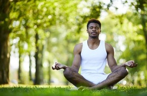 Aktion Gesunder R&uuml;cken e. V.: Starker R&uuml;cken, entspannter Kopf: Warum Yoga auch M&auml;nnersache ist