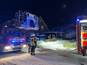 FW-AUR: Feuer an Carport greift auf Elektroautos &uuml;ber