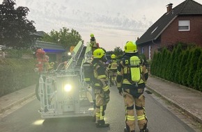 Kreisfeuerwehrverband Pinneberg: FW-PI: Pinneberg: Feuer am Gebäude breitet sich auf Dach aus. Feuerwehr kann Dachstuhlbrand verhindern