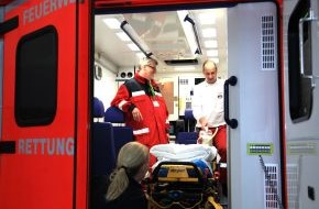 Feuerwehr Essen: FW-E: Essens Feuerwehrdezernent Christian Kromberg fährt eine 24-Stunden-Schicht im Rettungsdienst