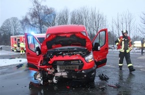 Polizei Rheinisch-Bergischer Kreis: POL-RBK: Leichlingen - 4 Verletzte und hoher Sachschaden bei Verkehrsunfall