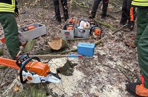 Feuerwehr Samtgemeinde Wathlingen: FW Wathlingen: Motorkettensägenausbildung in der Samtgemeinde Wathlingen - 12 Einsatzkräfte absolvieren das Modul A