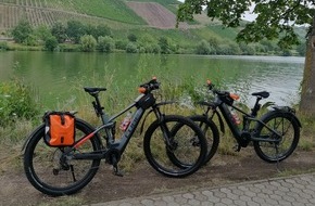 Polizeidirektion Wittlich: POL-PDWIL: Zeugenaufruf! Diebstahl von zwei hochwertigen E-Mountainbikes von einem Fahrradträger