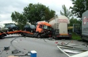 Polizeiinspektion Harburg: POL-WL: A1- Verkehrsunfall mit drei beteiligten LKW - Aufräumarbeiten dauern an