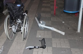 Polizei Duisburg: POL-DU: Beeck: Rollstuhlfahrer von Verkehrszeichen getroffen - Polizei sucht Autofahrer und Zeugen