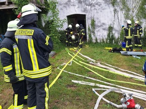 FW-AR: Feuerwehren aus Wennigloh, Stemel und Hachen trainieren den Ernstfall auf Wagyu-Hof