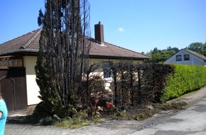 Polizeiinspektion Hameln-Pyrmont/Holzminden: POL-HOL: Unkrautbekämpfung mit "Bunsenbrenner": Hecke in Band geraten - Brand eigenständig gelöscht / Feuerwehr brauchte nicht mehr eingreifen