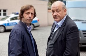 ZDF: "K.O.-Tropfen" und "Bauch, Beine, Po" / ZDF dreht zwei neue Folgen der Samstagkrimireihe "Wilsberg" (FOTO)