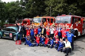 Feuerwehr Essen: FW-E: Sportliche Unterstützung für Essener Jugendfeuerwehren, die Provinzial Rheinland Versicherung AGstellt neue Fußballtrikots bereit