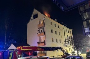 Feuerwehr Bremerhaven: FW Bremerhaven: Erneuter Brand in der Straße An der Pauluskirche- Feuerwehr Bremerhaven bekämpft Feuer im Dachgeschoss
