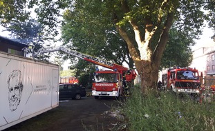 Feuerwehr Dinslaken: FW Dinslaken: Großbrand in Dinslaken - Nachlöscharbeiten im Kreativquartier