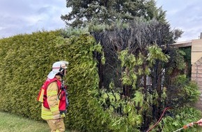 Feuerwehr Ratingen: FW Ratingen: Heckenbrand in Lintorf