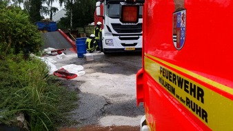 Feuerwehr Mülheim an der Ruhr: FW-MH: LKW-Tank aufgerissen: Rund 200 Liter Dieselkraftstoff ausgetreten