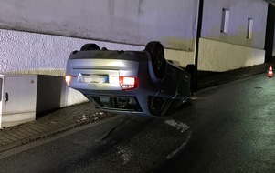 Kreispolizeibeh&ouml;rde Soest: POL-SO: Auto &uuml;berschl&auml;gt sich - Insassen fl&uuml;chten