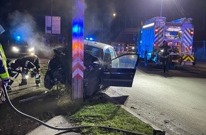 Feuerwehr Dinslaken: FW Dinslaken: PKW kollidiert mit Stahlpfeiler