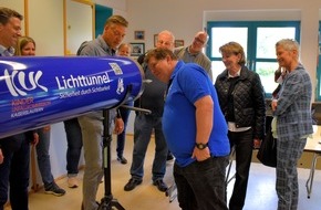 Polizeipräsidium Westpfalz: POL-PPWP: "Lichttunnel" der Kinderunfallkommission vorgestellt
