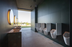 Effizient, schlicht und platzsparend: Urinale