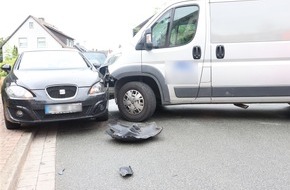 Kreispolizeibehörde Herford: POL-HF: Abbiegeradius falsch eingeschätzt- Zusammenstoß mit kreuzendem Verkehr