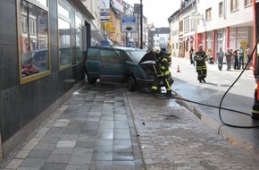 Polizeiinspektion Hildesheim: POL-HI: Brennender Pkw verursacht Verkehrsunfall