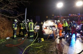 Feuerwehr Detmold: FW-DT: Schwerer Verkehrsunfall am Dienstagabend