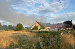 Feuerwehr Dortmund: FW-DO: Scheunenbrand in Dortmund-Scharnhorst - Brandbekämpfung dauert derzeit noch an