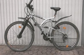 Polizei Braunschweig: POL-BS: Notorischer Fahrraddieb gefasst - wem gehören die Sachen?
