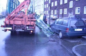 Polizei Düsseldorf: POL-D: Fliehkraft übertraf Schwerkraft - Verkehrsunfall durch ungesicherte Ladung in Oberbilk