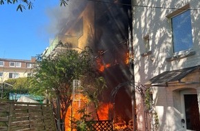 Feuerwehr Essen: FW-E: Großes Brandereignis lässt ein Mehrfamilienhaus unbewohnbar werden - aufwendiger Einsatz für die Feuerwehr