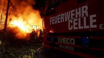 Freiwillige Feuerwehr Celle: FW Celle: Scheunenbrand in Hustedt - Asbest und schwierige Wasserversorgung erschweren Löschmaßnahmen