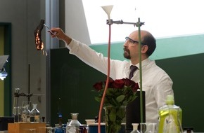 Universität Bremen: Weihnachtsvorlesung Chemie zeigt Gummibärchen in der Hölle und die leuchtende Essiggurke