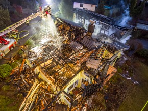FW L&uuml;chow-Dannenberg: +++ Einsatzreiche Silvesternacht f&uuml;r die Feuerwehren in L&uuml;chow-Dannenberg +++ Wohnh&auml;user in Gefahr +++ Wohnhaus in Zernien unbewohnbar +++ Feuerwehr bis in die Mittagsstunden im Einsatz +++
