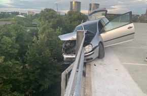 Polizei Wolfsburg: POL-WOB: 28.06.2020, 05:30 Uhr Fahrzeugdrift endet im Geländer