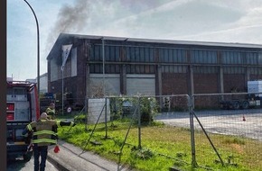 Feuerwehr Neuss: FW-NE: Feuer in einer Lagerhalle | Fr&uuml;hzeitiger Notruf verhindert Gro&szlig;brand