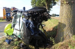 Polizei Düren: POL-DN: Pkw prallt gegen Baum