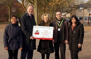 CEWE Stiftung & Co. KGaA: CEWE unterstützt SOS-Kinderdörfer: Weihnachtliche Spende für Kinder in Not (FOTO)