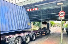 Polizei Duisburg: POL-DU: Rheinhausen: Lkw bleibt unter Brücke stecken