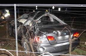 Polizeidirektion Landau: POL-PDLD: Auto fährt geradeaus über Kreisverkehr in Weinberg - 4 verletzte Insassen