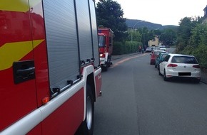 Feuerwehr Plettenberg: FW-PL: Verkehrsunfall in der Reichsstraße in Plettenberg. Feuerwehr streut auslaufende Betriebsmittel nach Kollision zwischen Kleintransporter und LKW ab