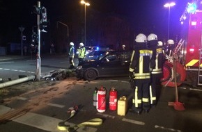 Feuerwehr Hattingen: FW-EN: PKW fährt gegen Laternenmast