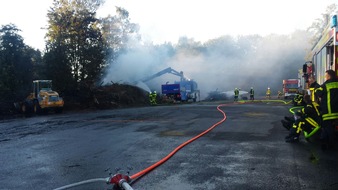 FW-RE: Brennender Holzstapel beschäftigt Feuerwehr stundenlang