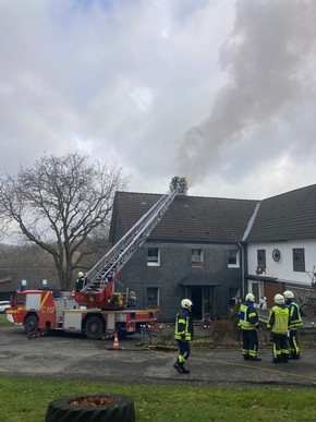 FW-EN: Gemeldeter Dachstuhlbrand entpuppte sich als umfangreicher Kaminbrand - Feuerwehr Hattingen war mehrere Stunden im Einsatz