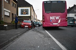 Polizei Mönchengladbach: POL-MG: Nachtrag - Linienbus prallt in sieben parkende Fahrzeuge
