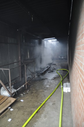 FW-KLE: Brand einer Lagerhalle und Hilferufe aus einer Wohnung