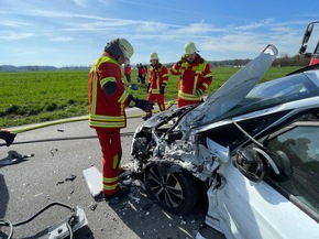 KFV Bodenseekreis: Verkehrsunfall: Feuerwehr befreit eingeklemmten Fahrer