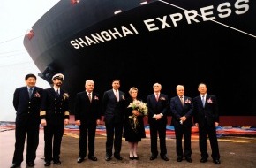 Hapag-Lloyd AG: Taufe in Hamburgs Schwesterstadt / "Shanghai Express" verstärkt die
Flotte
