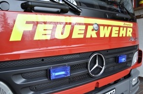 Freiwillige Feuerwehr Bedburg-Hau: FW-KLE: Kamin brennt auf Reetdachhaus