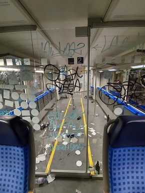 Bundespolizeidirektion M&uuml;nchen: Fu&szlig;ballfans verunstalten Zugfahrgastbereich / Hoher Schaden bei DB Regio AG