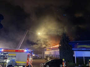 FW-SE: Großfeuer zerstört Autowerkstatt